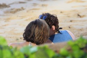 Alicia y Kristen en una de las playas de Hawaii